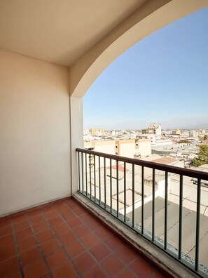 Un balcón con vista a la ciudad.