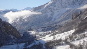 Eine Berglandschaft mit schneebedeckten Hängen und einem Tal.
