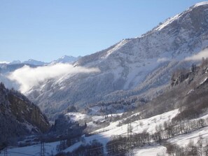 Eine Berglandschaft mit schneebedeckten Hängen und einem Tal.
