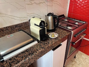 Coffee/tea maker, fridge, oven, stovetop