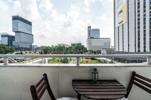 Estudio, balcón, vista a la ciudad | Vista del balcón