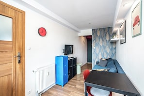 Estudio, balcón, vista a la ciudad | Tabla de planchar con plancha y wifi gratis