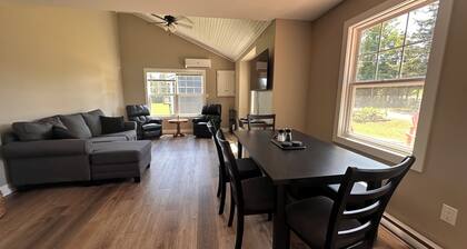 3+ bedroom house 15 min from Charlottetown. Less than 10 min to National Park.