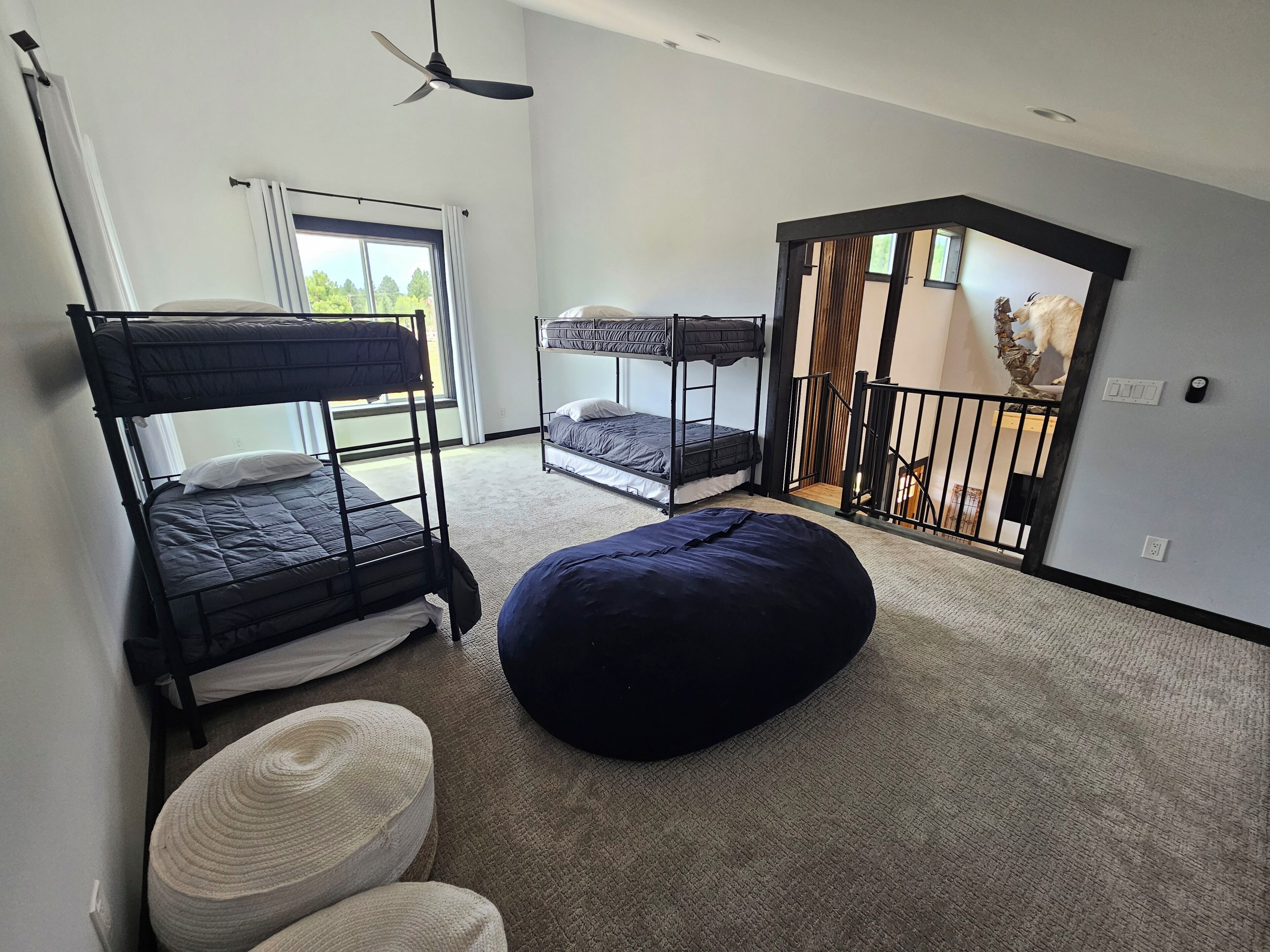 2 bedrooms, desk, WiFi (free), bed sheets