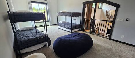 2 bedrooms, desk, WiFi (free), bed sheets