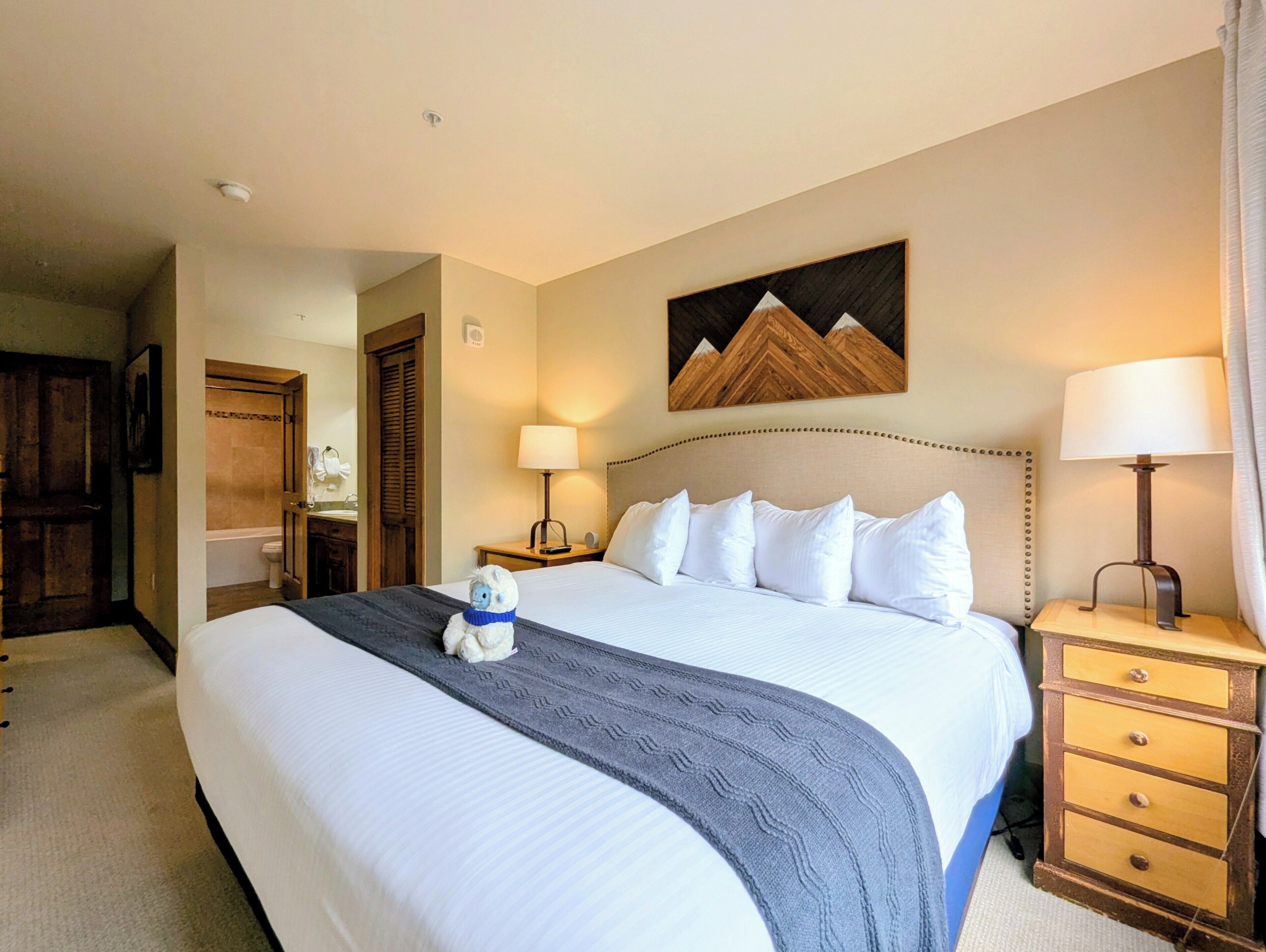 2 habitaciones, tabla de planchar con plancha, wifi y ropa de cama 