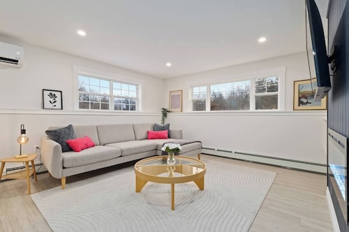 Cozy Bedford Cottage 1 Min to Greenfoot Energy Ctr