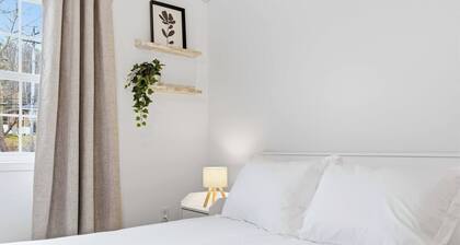 Cozy Bedford Cottage 1 Min to Greenfoot Energy Ctr
