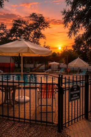 Outdoor pool - Saltwater Paradise Stays Cabin (Thonotosassa)