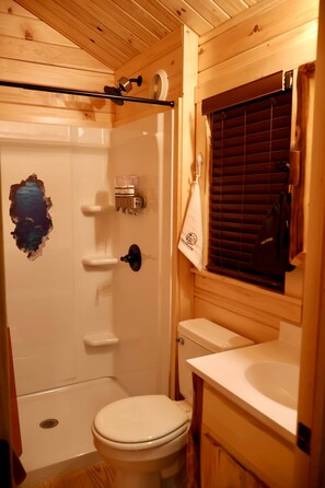 Shower, hair dryer, towels, soap - Saltwater Paradise Stays Cabin (Thonotosassa)