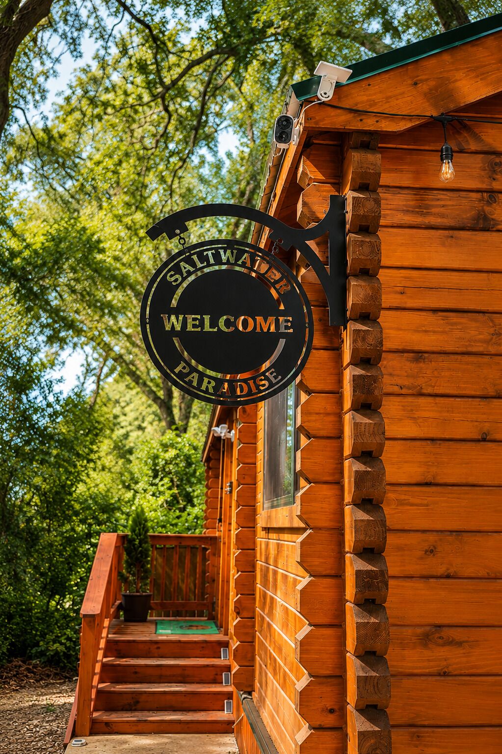 Une cabane en bois sur laquelle est accrochée une pancarte indiquant : « Bienvenue au paradis salé ».