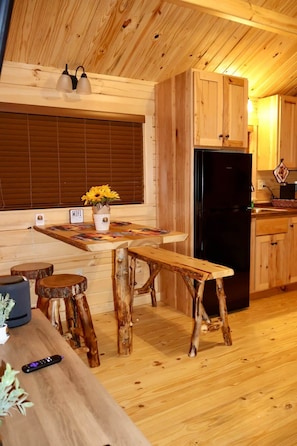 Dining - Saltwater Paradise Stays Cabin (Thonotosassa)