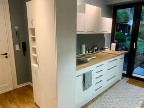 Wasserkocher mit Kaffee-/Teezubehör, Kühlschrank, Mikrowelle, Herdplatte