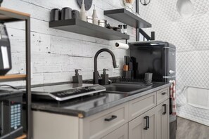 Cafetière/bouilloire, réfrigérateur, micro-ondes