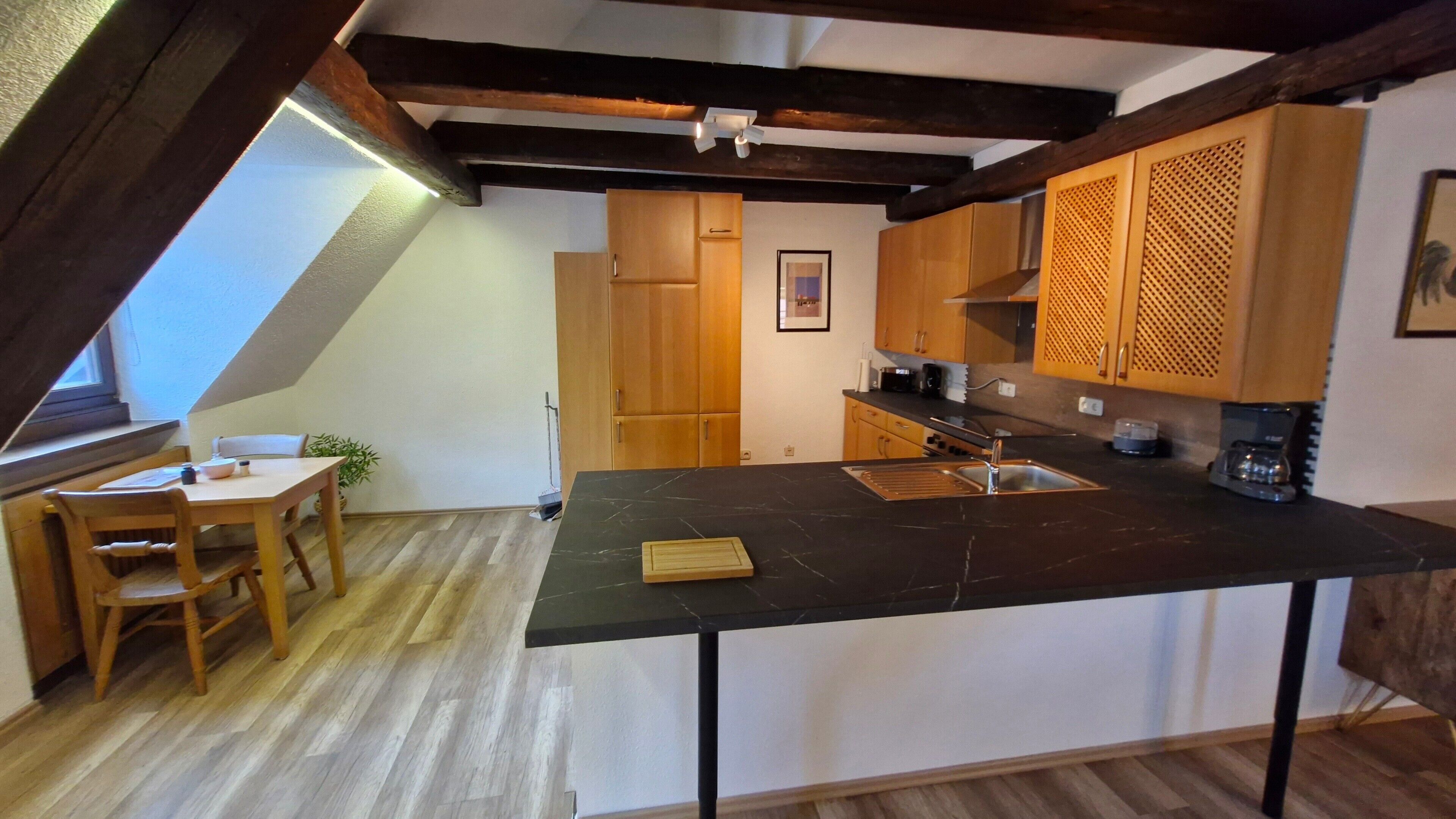Wasserkocher mit Kaffee-/Teezubehör, Kühlschrank, Mikrowelle, Ofen