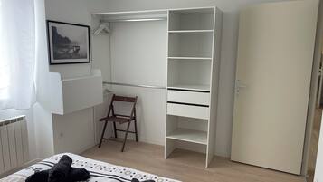 Een strijkplank/strijkijzer, wifi, beddengoed
