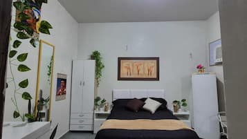Suite clásica, vistas al puerto | Cocina privada | Microondas y utensilios de cocina