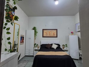 Suite clásica, vista al puerto | Cocina privada | Microondas y utensilios de cocina 
