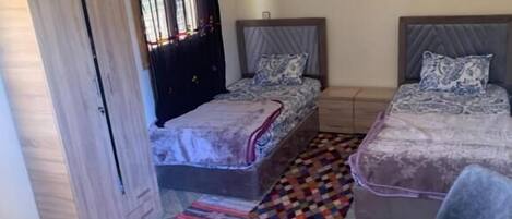 Habitación con 1 cama doble o 2 individuales, vistas al valle | Cortinas opacas, tabla de planchar con plancha, wifi gratis