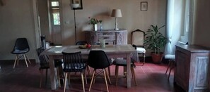 Dining - A traditional Landes-style house surrounded by nature. Large swimming pool. Peace and comfort. (Bretagne-de-Marsan)