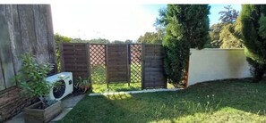 Property grounds - A traditional Landes-style house surrounded by nature. Large swimming pool. Peace and comfort. (Bretagne-de-Marsan)