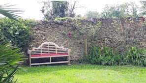 Property grounds - A traditional Landes-style house surrounded by nature. Large swimming pool. Peace and comfort. (Bretagne-de-Marsan)