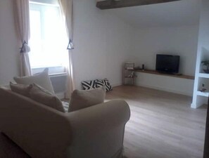 Living area - A traditional Landes-style house surrounded by nature. Large swimming pool. Peace and comfort. (Bretagne-de-Marsan)