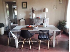 Dining - A traditional Landes-style house surrounded by nature. Large swimming pool. Peace and comfort. (Bretagne-de-Marsan)