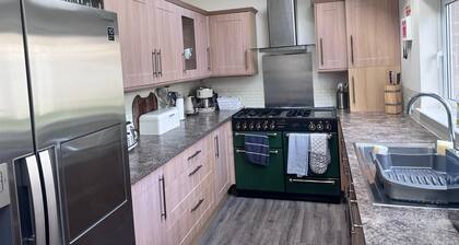 3-bed cottage- fast Wi-Fi-big garden