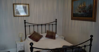 3-Bed Pet-Friendly Cottage with Garden