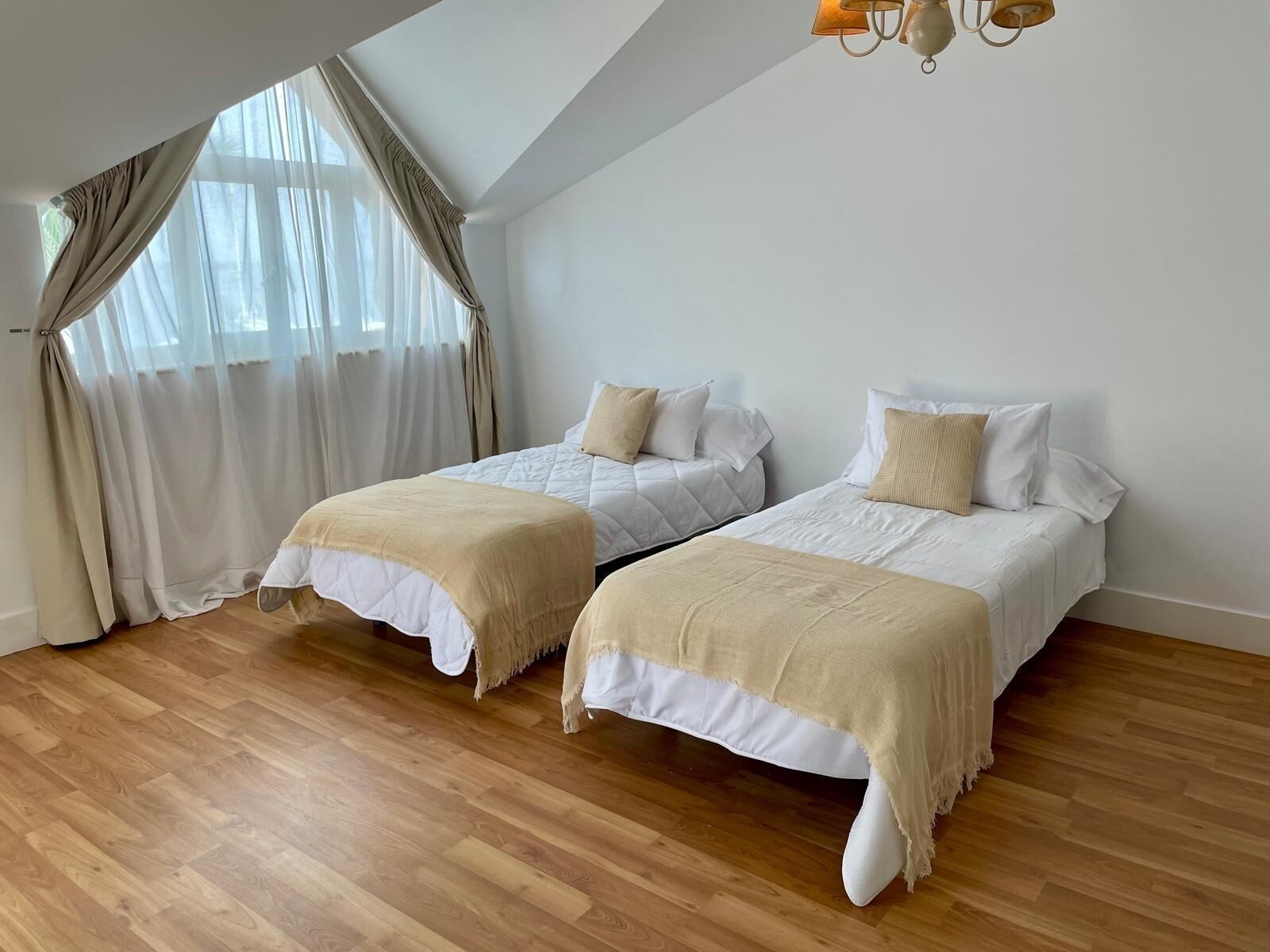8 dormitorios, tabla de planchar con plancha, wifi y ropa de cama