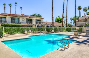 A swimming pool with lounge chairs and a clear blue sky. - Mesquite Oasis Palm Springs (Palm Springs)
