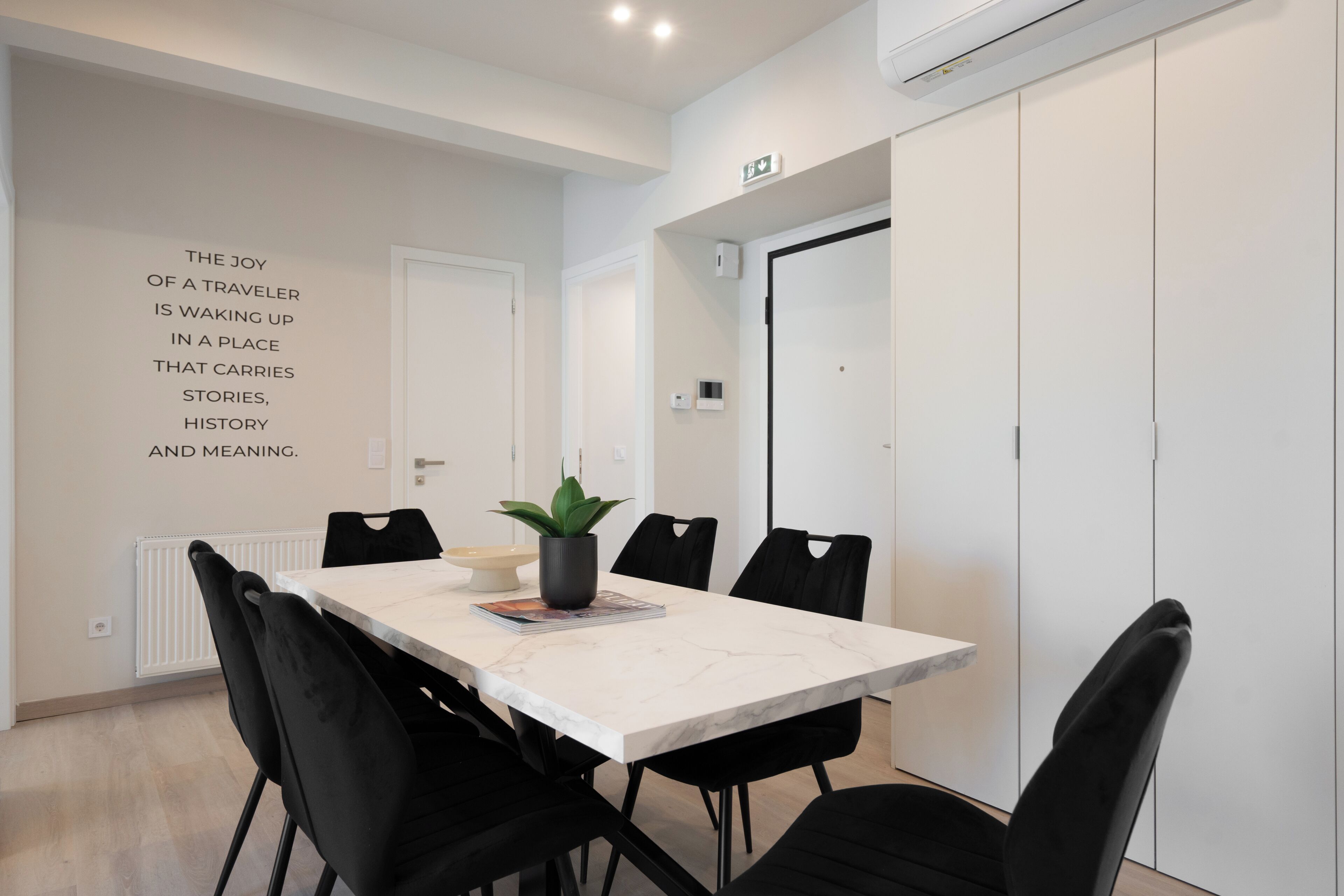 Deluxe appartement | Woonruimte | Een 50-inch smart-tv met digitale zenders