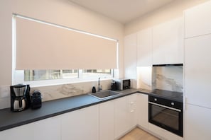 Apartamento superior | Cocina privada | Máquina de café espresso, cafetera o tetera y frigorífico grande