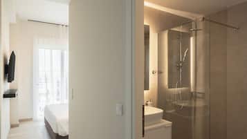 Appartement Supérieur | Salle de bain | Douche, articles de toilette gratuits, sèche-cheveux