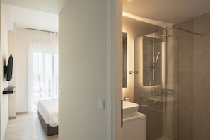 Appartement Supérieur | Salle de bain | Douche, articles de toilette gratuits, sèche-cheveux