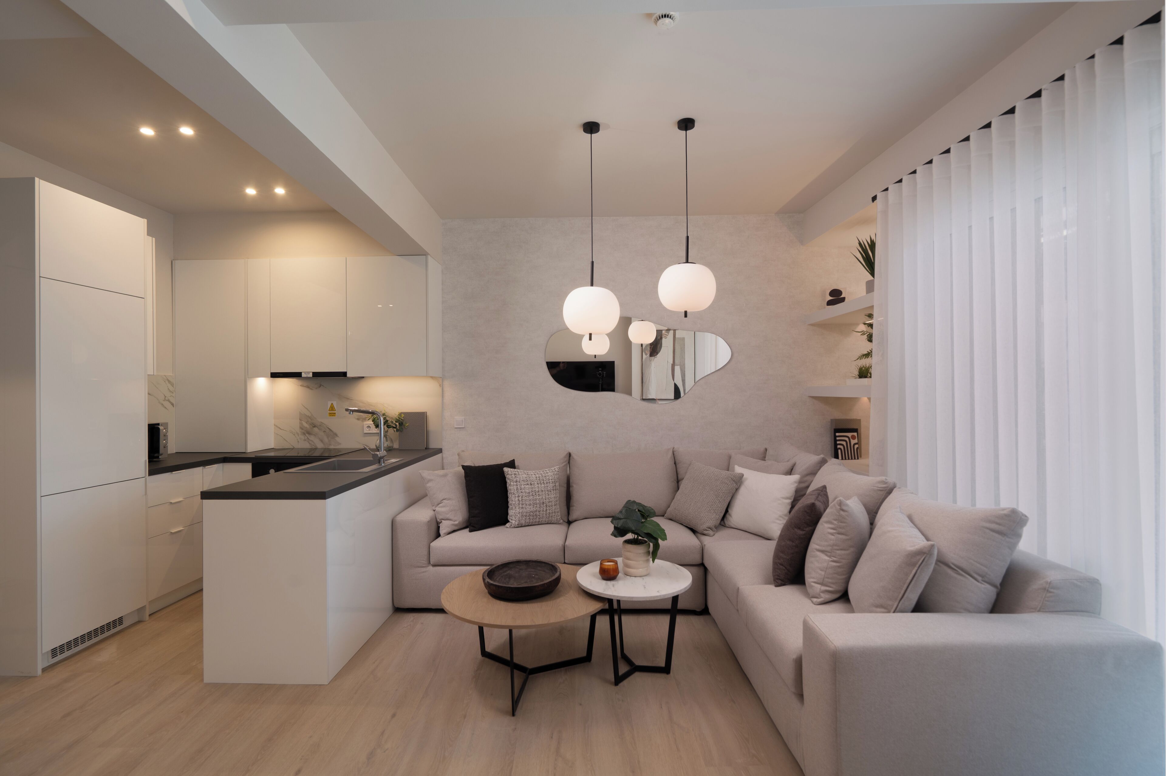 Deluxe appartement | Woonruimte | Een 50-inch smart-tv met digitale zenders