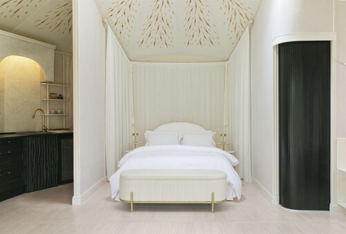 Boutique Cabin with Private Hot Tub in Surrey