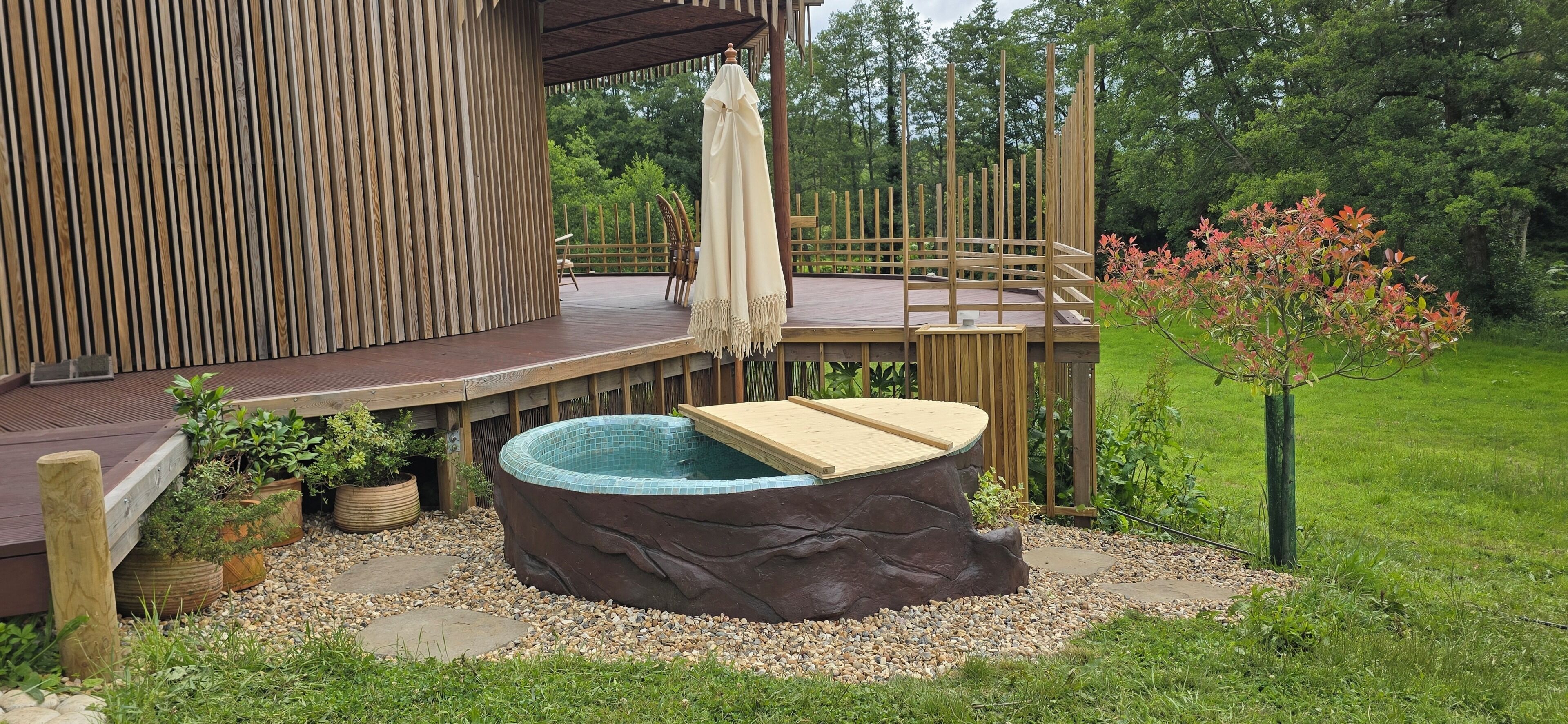 Outdoor spa tub