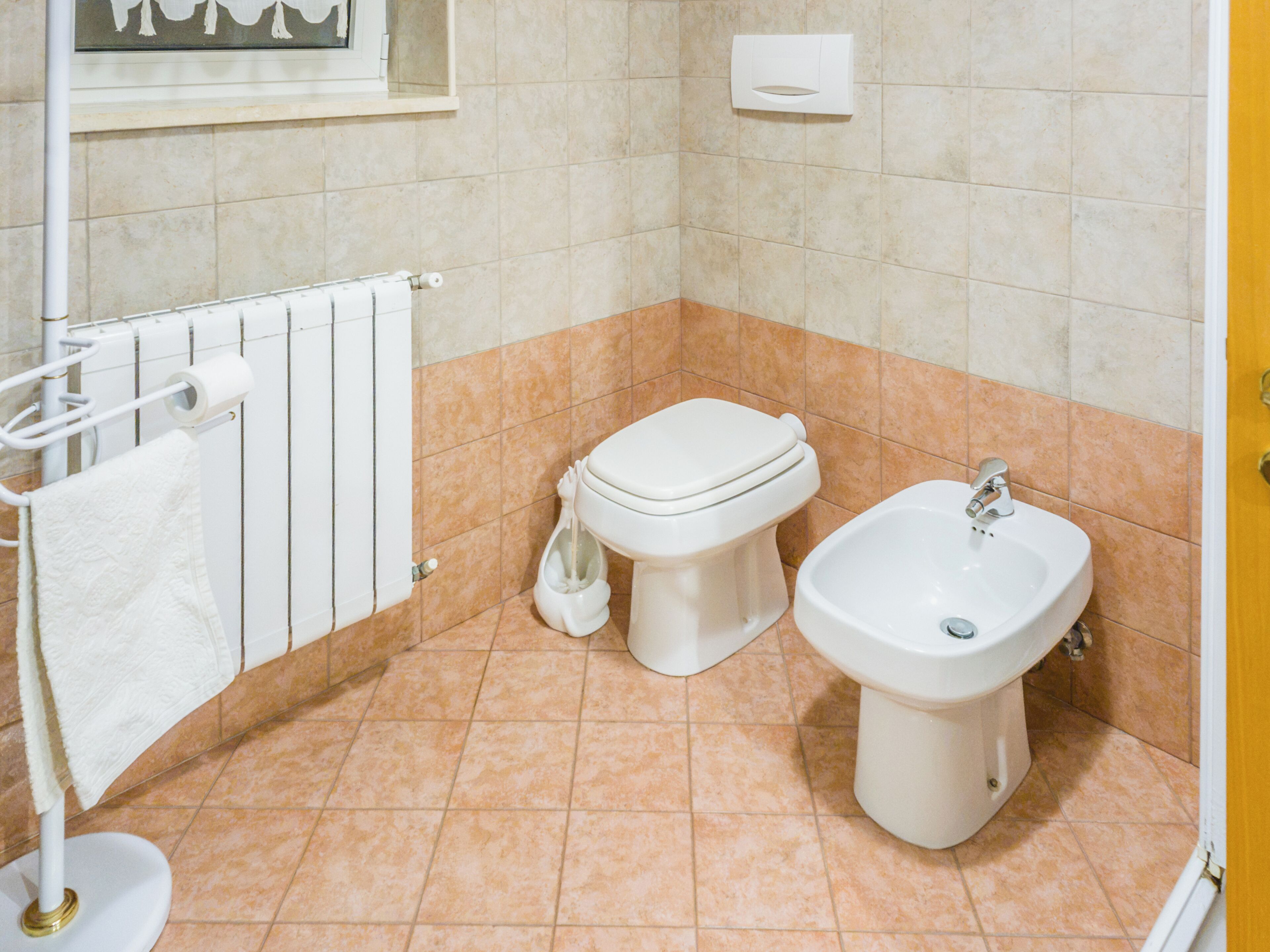 Un bagno con il water, bidet e lavabo.