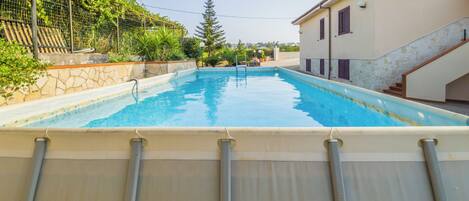 Apartamento, patio, vistas a la piscina | Piscina | Una piscina al aire libre de temporada, tumbonas