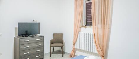 Apartamento, varanda, vista para a piscina | Ferros/tábuas de passar roupa, Wi-Fi de cortesia