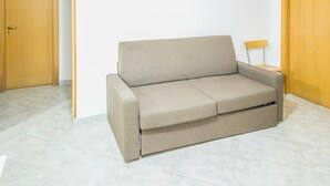 A room with a beige sofa, a wooden door, and a tiled floor. - EmyHouse54 - Villetta con piscina (Martina Franca)