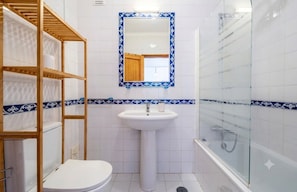 Bathroom - Your Coastal Oasis: Bright, Modern T2 Villa with Pool & Resort Amenities (Lagoa)