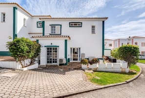 Exterior - Your Coastal Oasis: Bright, Modern T2 Villa with Pool & Resort Amenities (Lagoa)