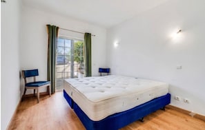 Room - Your Coastal Oasis: Bright, Modern T2 Villa with Pool & Resort Amenities (Lagoa)