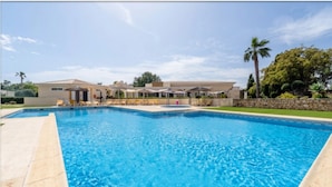 Unclassified image, 4 of 14, button - Your Coastal Oasis: Bright, Modern T2 Villa with Pool & Resort Amenities (Lagoa)