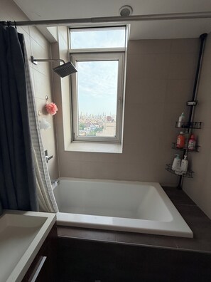 Haartrockner, Bidet, Handtücher, Seife
