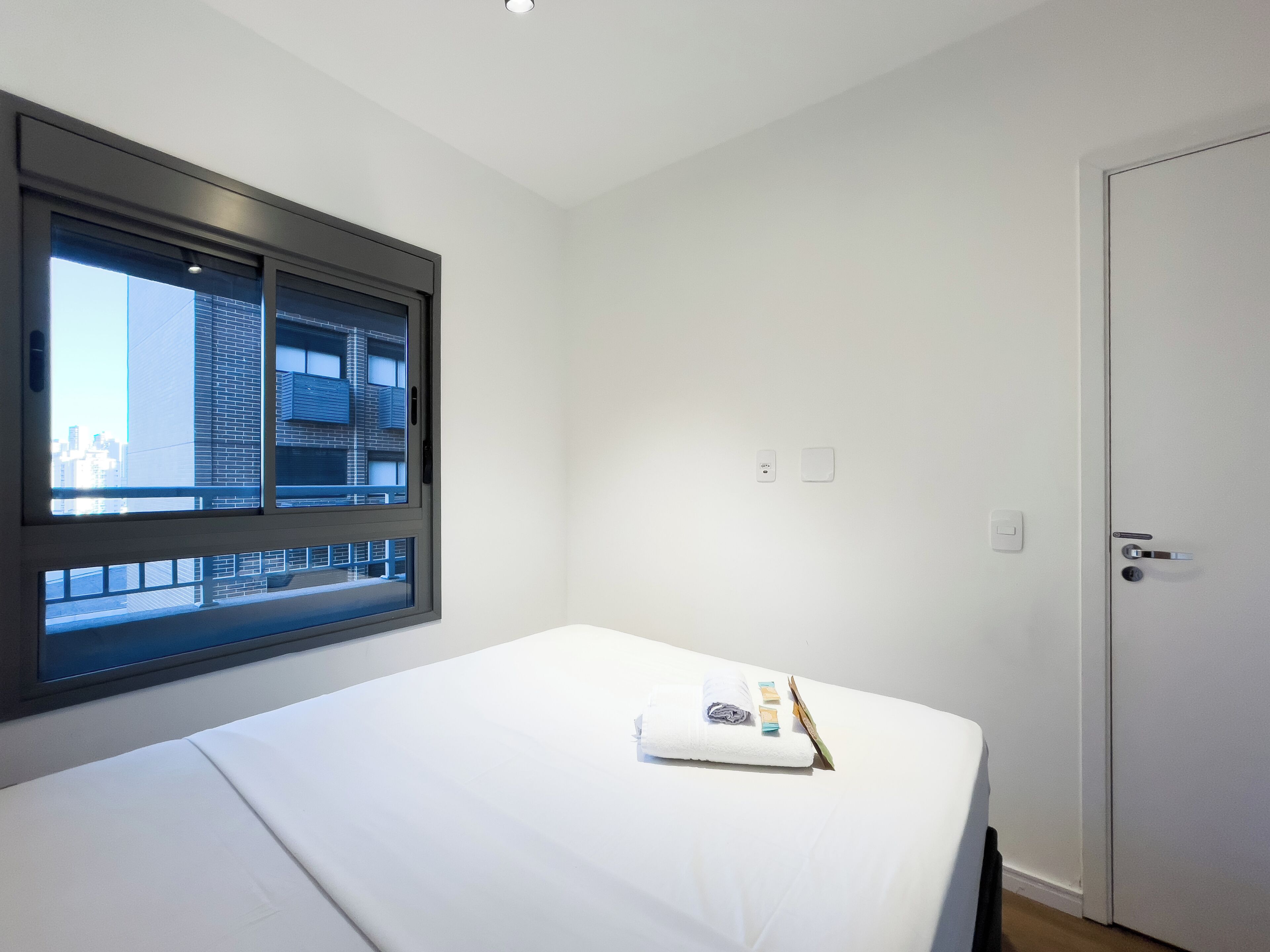 Appartement | Rideaux d’obscurcissement, fer et planche à repasser