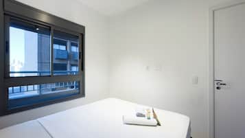 Appartement | Rideaux d’obscurcissement, fer et planche à repasser